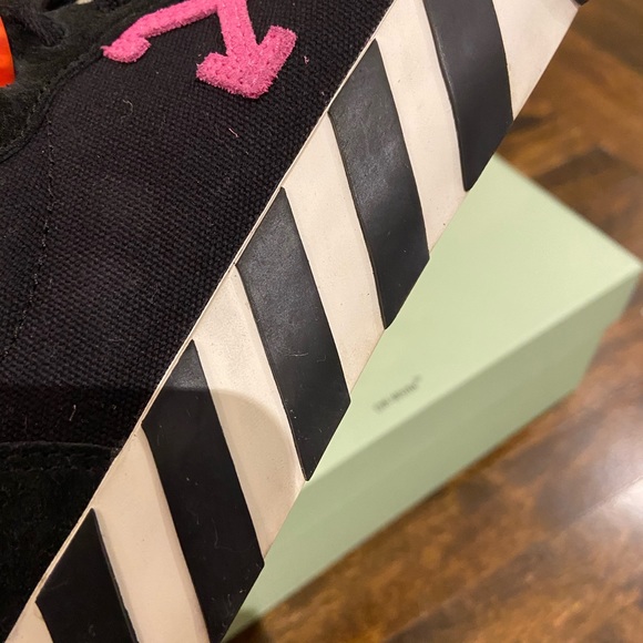 Off-White Low Vulcanized Sneakers - Picture 7 of 15